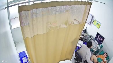 妇科医院检察室偷拍妹子脱掉内裤检查逼⭐男医生都会偷偷拍下来⭐没病人的时候就翻看手机慢慢回味 (1)